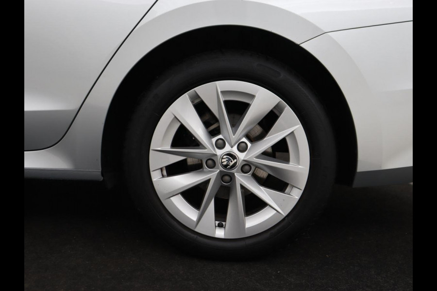 Škoda Octavia 1.0 e-TSI Business Edition Plus | Trekhaak | Stoelverwarming | Adaptive cruise | Sfeerverlichting | Full LED | Side Assist | Carplay | Navigatie | Climate control | Bluetooth