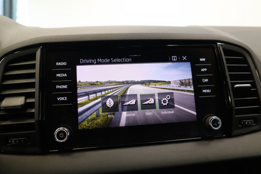Škoda Karoq 1.5 TSI ACT Sportline Business Navi Camera 19'' ACC ECC Canton 24 maanden garantie mogelijk (*vraag naar de voorwaarden)