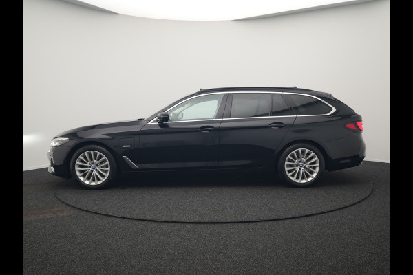 BMW 5 Serie Touring 530e Luxury Line Plug In Hybrid 294pk Dealer O.H PHEV | Trekhaak Af Fabriek | Panodak | Camera | Lederen Sportstoelen Memory & Verwarmd | Apple Carplay | Cruise Control | Navigatie | Virtual | DAB |