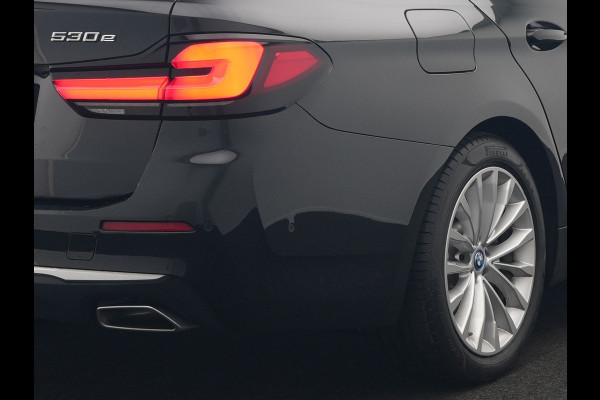 BMW 5 Serie Touring 530e Luxury Line Plug In Hybrid 294pk Dealer O.H PHEV | Trekhaak Af Fabriek | Panodak | Camera | Lederen Sportstoelen Memory & Verwarmd | Apple Carplay | Cruise Control | Navigatie | Virtual | DAB |