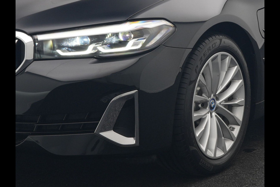 BMW 5 Serie Touring 530e Luxury Line Plug In Hybrid 294pk Dealer O.H PHEV | Trekhaak Af Fabriek | Panodak | Camera | Lederen Sportstoelen Memory & Verwarmd | Apple Carplay | Cruise Control | Navigatie | Virtual | DAB |