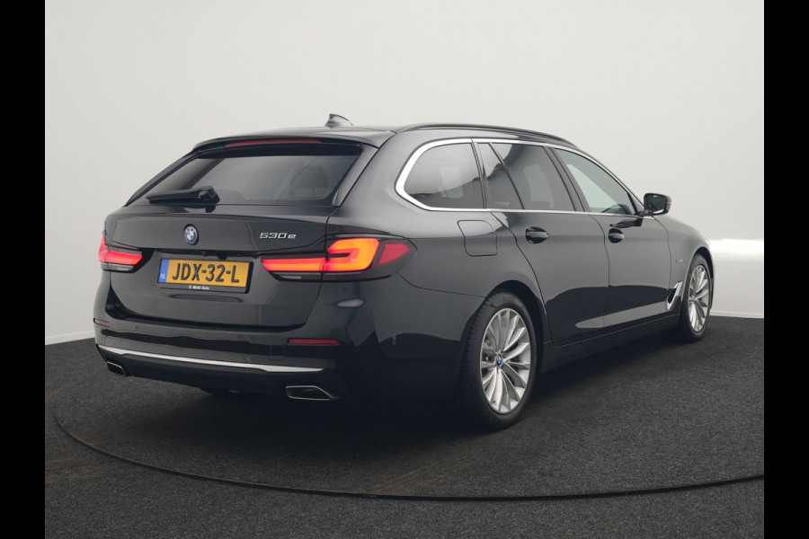 BMW 5 Serie Touring 530e Luxury Line Plug In Hybrid 294pk Dealer O.H PHEV | Trekhaak Af Fabriek | Panodak | Camera | Lederen Sportstoelen Memory & Verwarmd | Apple Carplay | Cruise Control | Navigatie | Virtual | DAB |