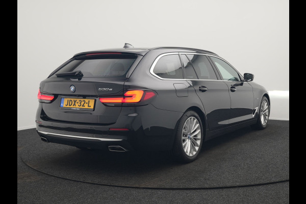 BMW 5 Serie Touring 530e Luxury Line Plug In Hybrid 294pk Dealer O.H PHEV | Trekhaak Af Fabriek | Panodak | Camera | Lederen Sportstoelen Memory & Verwarmd | Apple Carplay | Cruise Control | Navigatie | Virtual | DAB |