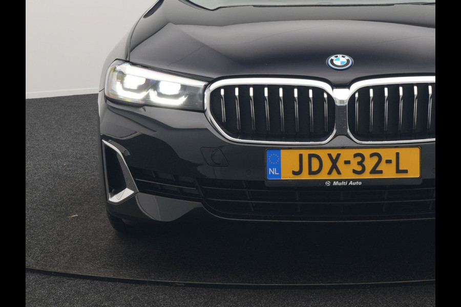 BMW 5 Serie Touring 530e Luxury Line Plug In Hybrid 294pk Dealer O.H PHEV | Trekhaak Af Fabriek | Panodak | Camera | Lederen Sportstoelen Memory & Verwarmd | Apple Carplay | Cruise Control | Navigatie | Virtual | DAB |