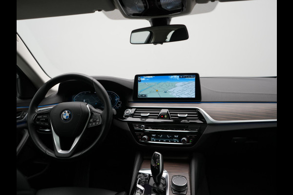 BMW 5 Serie Touring 530e Luxury Line Plug In Hybrid 294pk Dealer O.H PHEV | Trekhaak Af Fabriek | Panodak | Camera | Lederen Sportstoelen Memory & Verwarmd | Apple Carplay | Cruise Control | Navigatie | Virtual | DAB |