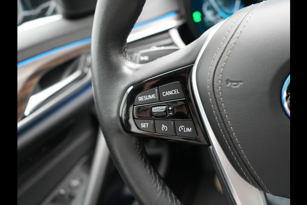 BMW 5 Serie Touring 530e Luxury Line Plug In Hybrid 294pk Dealer O.H PHEV | Trekhaak Af Fabriek | Panodak | Camera | Lederen Sportstoelen Memory & Verwarmd | Apple Carplay | Cruise Control | Navigatie | Virtual | DAB |