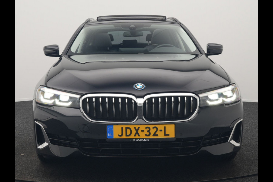 BMW 5 Serie Touring 530e Luxury Line Plug In Hybrid 294pk Dealer O.H PHEV | Trekhaak Af Fabriek | Panodak | Camera | Lederen Sportstoelen Memory & Verwarmd | Apple Carplay | Cruise Control | Navigatie | Virtual | DAB |