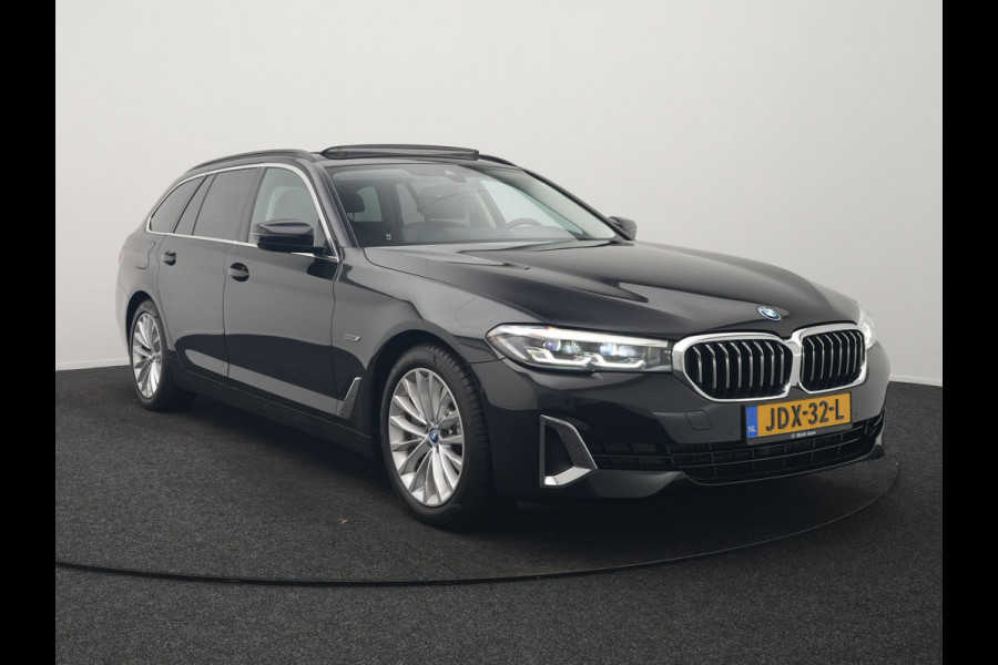 BMW 5 Serie Touring 530e Luxury Line Plug In Hybrid 294pk Dealer O.H PHEV | Trekhaak Af Fabriek | Panodak | Camera | Lederen Sportstoelen Memory & Verwarmd | Apple Carplay | Cruise Control | Navigatie | Virtual | DAB |