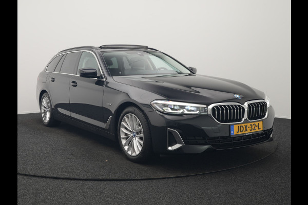 BMW 5 Serie Touring 530e Luxury Line Plug In Hybrid 294pk Dealer O.H PHEV | Trekhaak Af Fabriek | Panodak | Camera | Lederen Sportstoelen Memory & Verwarmd | Apple Carplay | Cruise Control | Navigatie | Virtual | DAB |