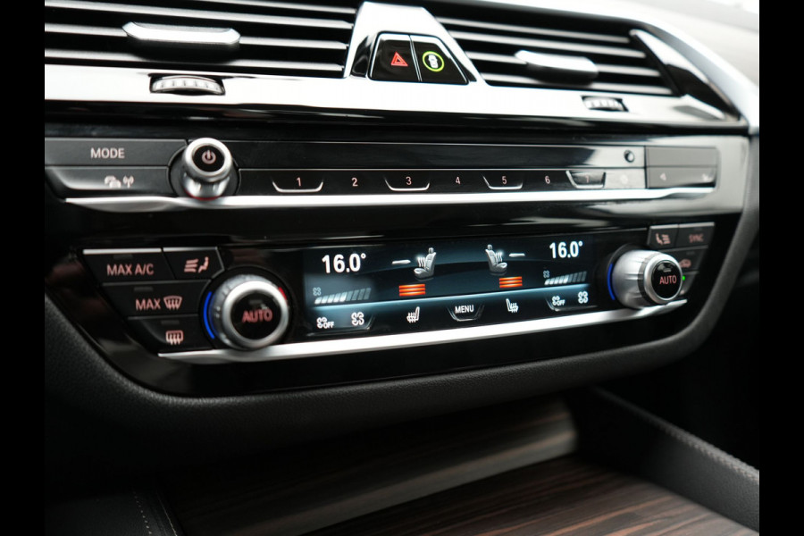 BMW 5 Serie Touring 530e Luxury Line Plug In Hybrid 294pk Dealer O.H PHEV | Trekhaak Af Fabriek | Panodak | Camera | Lederen Sportstoelen Memory & Verwarmd | Apple Carplay | Cruise Control | Navigatie | Virtual | DAB |