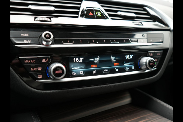 BMW 5 Serie Touring 530e Luxury Line Plug In Hybrid 294pk Dealer O.H PHEV | Trekhaak Af Fabriek | Panodak | Camera | Lederen Sportstoelen Memory & Verwarmd | Apple Carplay | Cruise Control | Navigatie | Virtual | DAB |