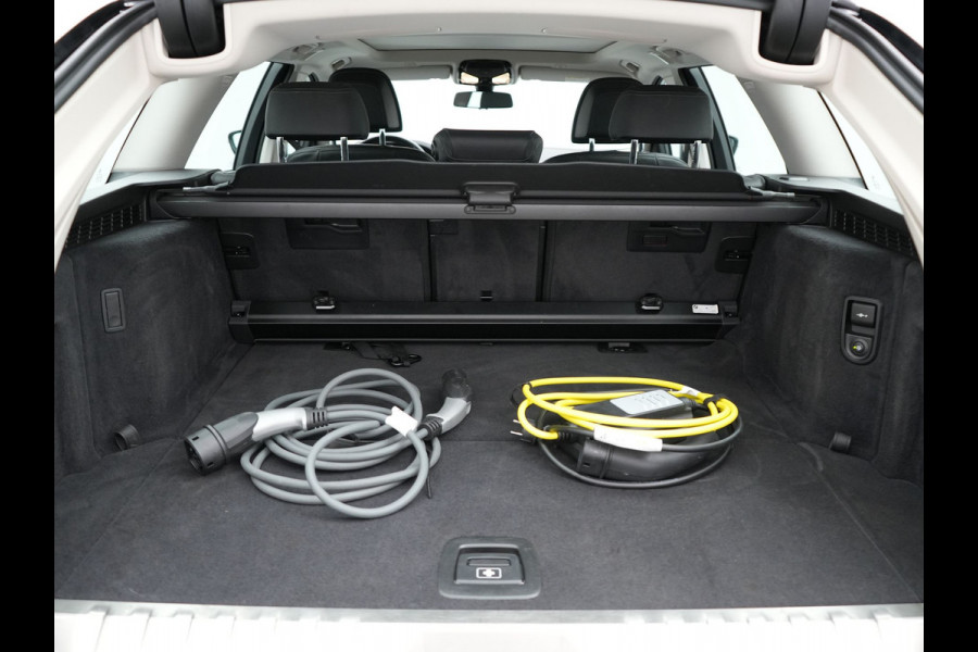 BMW 5 Serie Touring 530e Luxury Line Plug In Hybrid 294pk Dealer O.H PHEV | Trekhaak Af Fabriek | Panodak | Camera | Lederen Sportstoelen Memory & Verwarmd | Apple Carplay | Cruise Control | Navigatie | Virtual | DAB |