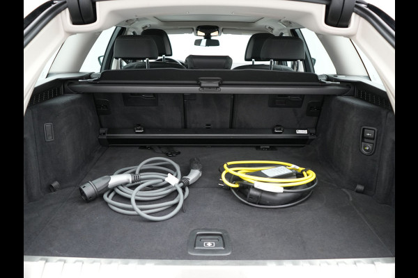 BMW 5 Serie Touring 530e Luxury Line Plug In Hybrid 294pk Dealer O.H PHEV | Trekhaak Af Fabriek | Panodak | Camera | Lederen Sportstoelen Memory & Verwarmd | Apple Carplay | Cruise Control | Navigatie | Virtual | DAB |