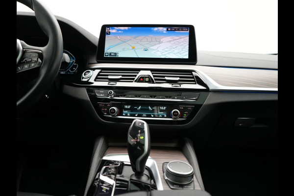 BMW 5 Serie Touring 530e Luxury Line Plug In Hybrid 294pk Dealer O.H PHEV | Trekhaak Af Fabriek | Panodak | Camera | Lederen Sportstoelen Memory & Verwarmd | Apple Carplay | Cruise Control | Navigatie | Virtual | DAB |