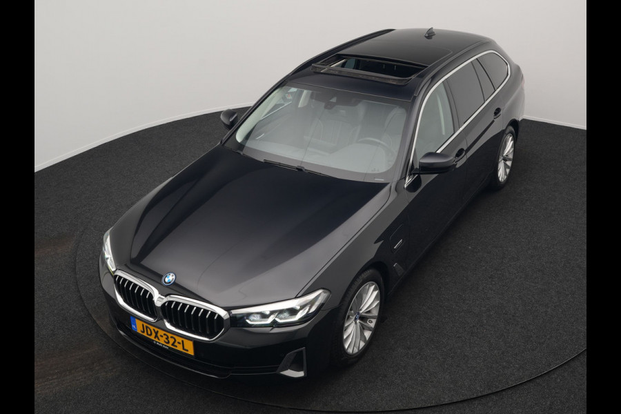 BMW 5 Serie Touring 530e Luxury Line Plug In Hybrid 294pk Dealer O.H PHEV | Trekhaak Af Fabriek | Panodak | Camera | Lederen Sportstoelen Memory & Verwarmd | Apple Carplay | Cruise Control | Navigatie | Virtual | DAB |