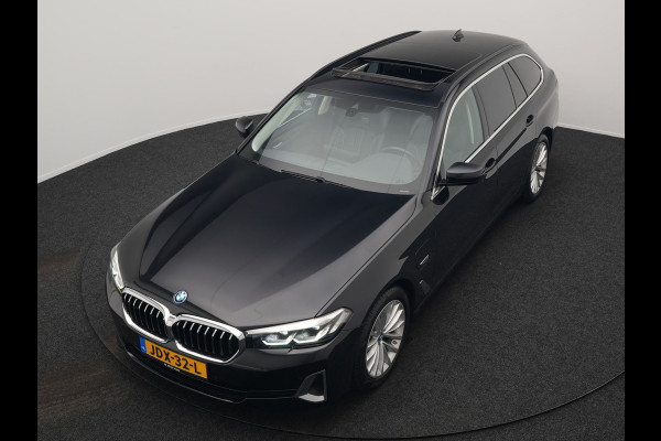 BMW 5 Serie Touring 530e Luxury Line Plug In Hybrid 294pk Dealer O.H PHEV | Trekhaak Af Fabriek | Panodak | Camera | Lederen Sportstoelen Memory & Verwarmd | Apple Carplay | Cruise Control | Navigatie | Virtual | DAB |