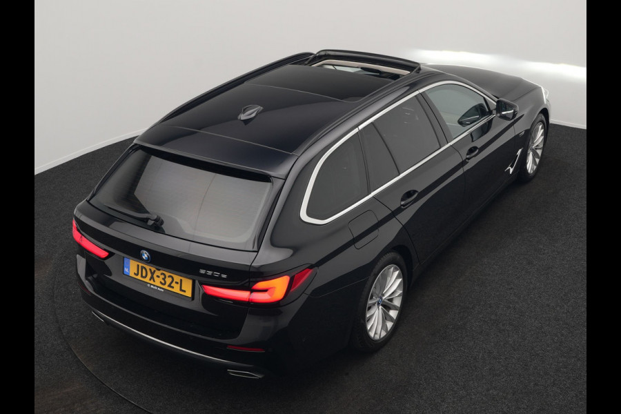 BMW 5 Serie Touring 530e Luxury Line Plug In Hybrid 294pk Dealer O.H PHEV | Trekhaak Af Fabriek | Panodak | Camera | Lederen Sportstoelen Memory & Verwarmd | Apple Carplay | Cruise Control | Navigatie | Virtual | DAB |