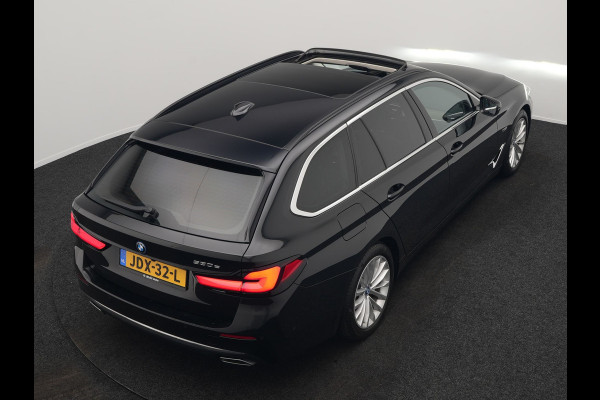 BMW 5 Serie Touring 530e Luxury Line Plug In Hybrid 294pk Dealer O.H PHEV | Trekhaak Af Fabriek | Panodak | Camera | Lederen Sportstoelen Memory & Verwarmd | Apple Carplay | Cruise Control | Navigatie | Virtual | DAB |