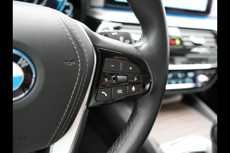 BMW 5 Serie Touring 530e Luxury Line Plug In Hybrid 294pk Dealer O.H PHEV | Trekhaak Af Fabriek | Panodak | Camera | Lederen Sportstoelen Memory & Verwarmd | Apple Carplay | Cruise Control | Navigatie | Virtual | DAB |