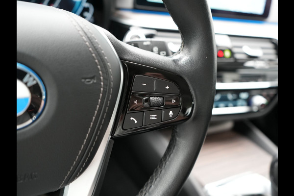 BMW 5 Serie Touring 530e Luxury Line Plug In Hybrid 294pk Dealer O.H PHEV | Trekhaak Af Fabriek | Panodak | Camera | Lederen Sportstoelen Memory & Verwarmd | Apple Carplay | Cruise Control | Navigatie | Virtual | DAB |