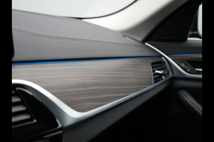 BMW 5 Serie Touring 530e Luxury Line Plug In Hybrid 294pk Dealer O.H PHEV | Trekhaak Af Fabriek | Panodak | Camera | Lederen Sportstoelen Memory & Verwarmd | Apple Carplay | Cruise Control | Navigatie | Virtual | DAB |
