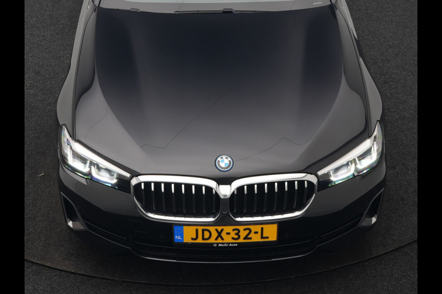 BMW 5 Serie Touring 530e Luxury Line Plug In Hybrid 294pk Dealer O.H PHEV | Trekhaak Af Fabriek | Panodak | Camera | Lederen Sportstoelen Memory & Verwarmd | Apple Carplay | Cruise Control | Navigatie | Virtual | DAB |