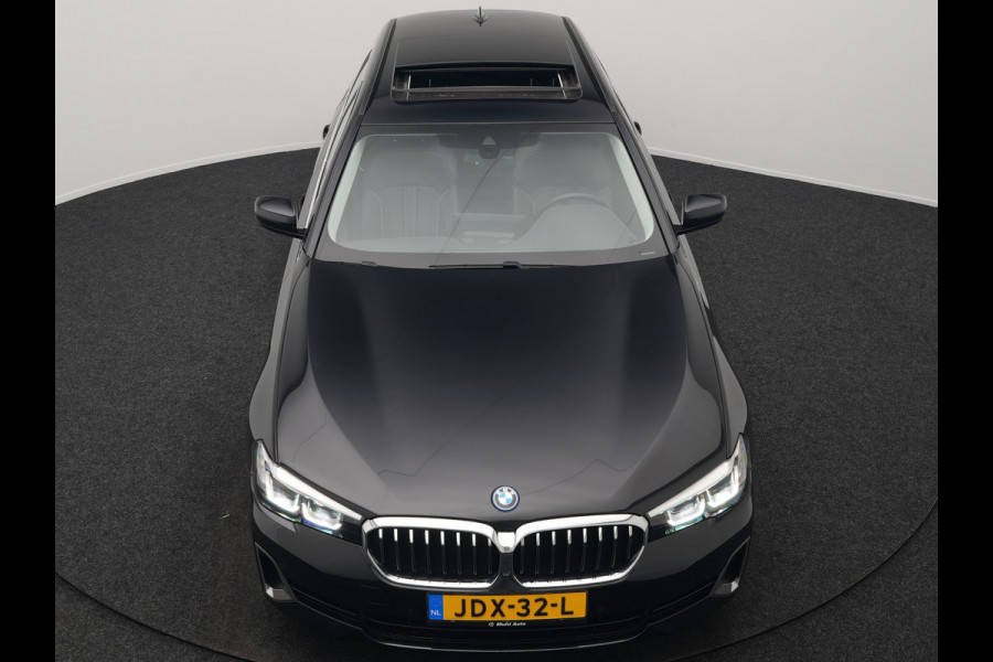BMW 5 Serie Touring 530e Luxury Line Plug In Hybrid 294pk Dealer O.H PHEV | Trekhaak Af Fabriek | Panodak | Camera | Lederen Sportstoelen Memory & Verwarmd | Apple Carplay | Cruise Control | Navigatie | Virtual | DAB |