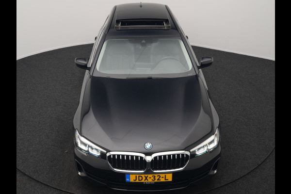 BMW 5 Serie Touring 530e Luxury Line Plug In Hybrid 294pk Dealer O.H PHEV | Trekhaak Af Fabriek | Panodak | Camera | Lederen Sportstoelen Memory & Verwarmd | Apple Carplay | Cruise Control | Navigatie | Virtual | DAB |