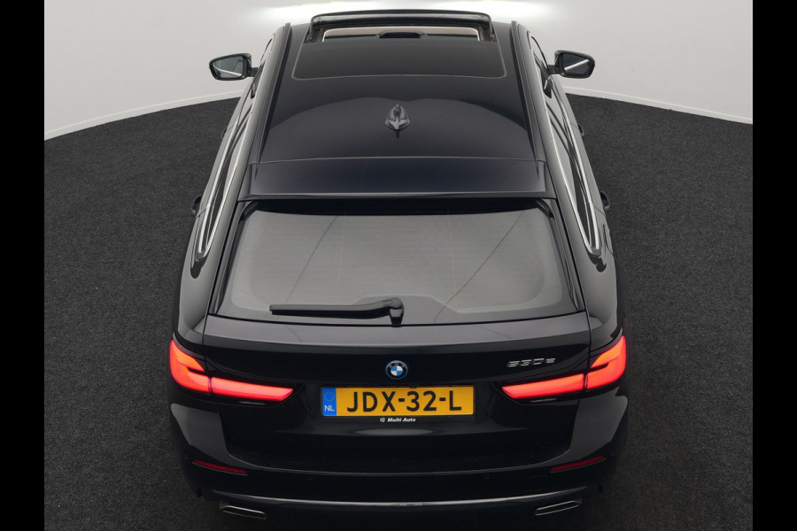 BMW 5 Serie Touring 530e Luxury Line Plug In Hybrid 294pk Dealer O.H PHEV | Trekhaak Af Fabriek | Panodak | Camera | Lederen Sportstoelen Memory & Verwarmd | Apple Carplay | Cruise Control | Navigatie | Virtual | DAB |