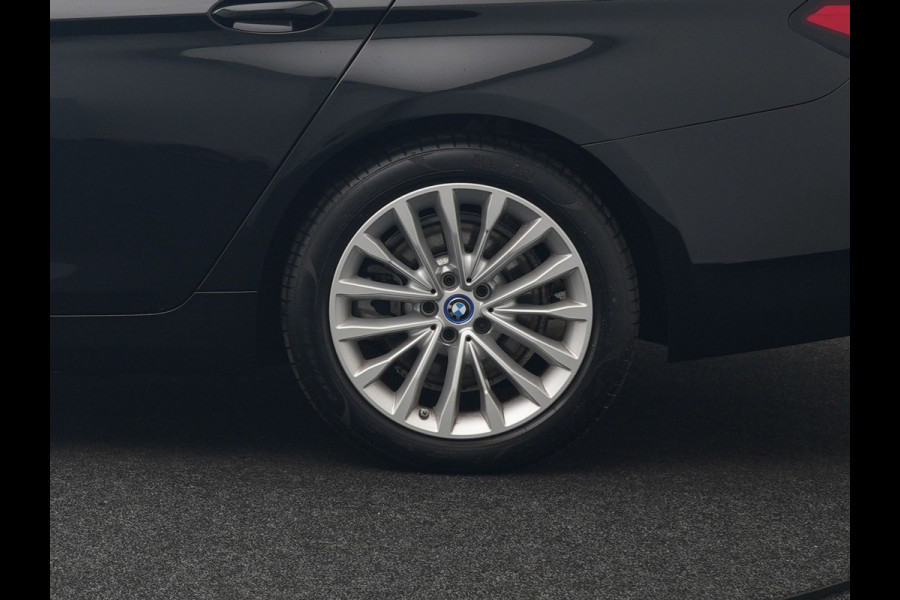 BMW 5 Serie Touring 530e Luxury Line Plug In Hybrid 294pk Dealer O.H PHEV | Trekhaak Af Fabriek | Panodak | Camera | Lederen Sportstoelen Memory & Verwarmd | Apple Carplay | Cruise Control | Navigatie | Virtual | DAB |