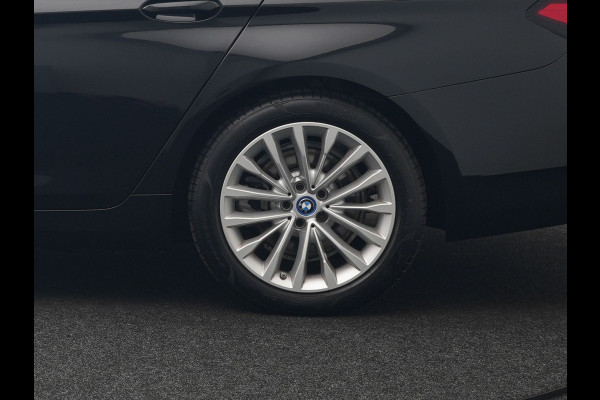 BMW 5 Serie Touring 530e Luxury Line Plug In Hybrid 294pk Dealer O.H PHEV | Trekhaak Af Fabriek | Panodak | Camera | Lederen Sportstoelen Memory & Verwarmd | Apple Carplay | Cruise Control | Navigatie | Virtual | DAB |