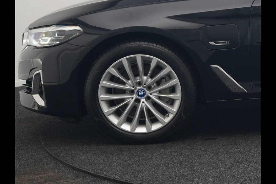 BMW 5 Serie Touring 530e Luxury Line Plug In Hybrid 294pk Dealer O.H PHEV | Trekhaak Af Fabriek | Panodak | Camera | Lederen Sportstoelen Memory & Verwarmd | Apple Carplay | Cruise Control | Navigatie | Virtual | DAB |