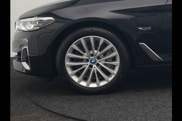 BMW 5 Serie Touring 530e Luxury Line Plug In Hybrid 294pk Dealer O.H PHEV | Trekhaak Af Fabriek | Panodak | Camera | Lederen Sportstoelen Memory & Verwarmd | Apple Carplay | Cruise Control | Navigatie | Virtual | DAB |