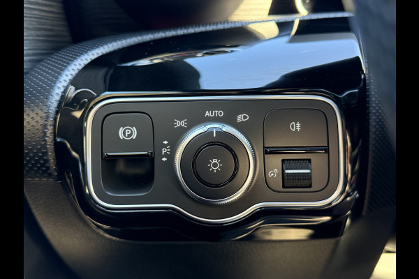 Mercedes-Benz A-Klasse 180 Business Solution Automaat / AMG styling / 18"LM / LED / Navi / Camera