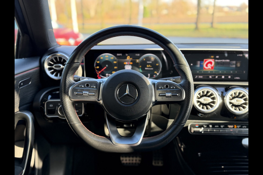 Mercedes-Benz A-Klasse 180 Business Solution Automaat / AMG styling / 18"LM / LED / Navi / Camera