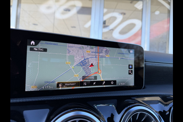 Mercedes-Benz A-Klasse 180 Business Solution Automaat / AMG styling / 18"LM / LED / Navi / Camera