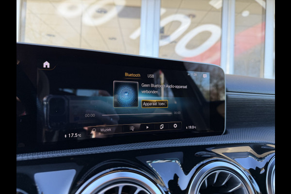 Mercedes-Benz A-Klasse 180 Business Solution Automaat / AMG styling / 18"LM / LED / Navi / Camera