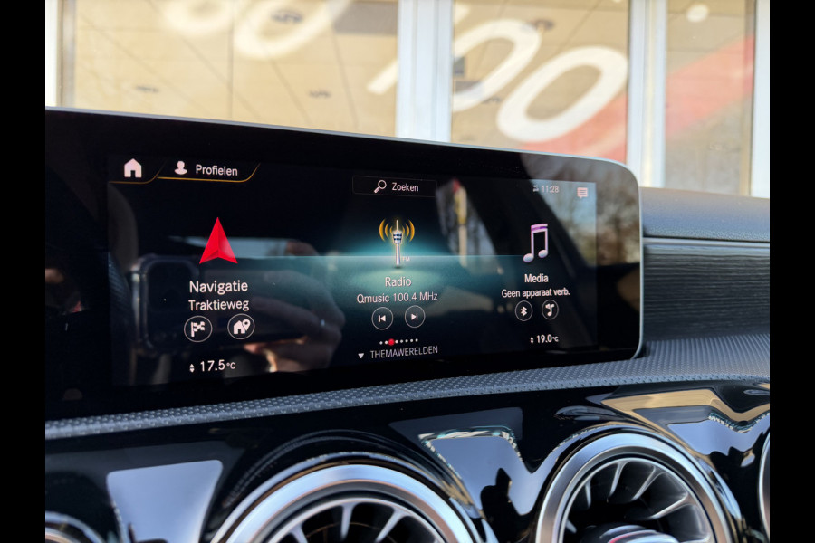 Mercedes-Benz A-Klasse 180 Business Solution Automaat / AMG styling / 18"LM / LED / Navi / Camera