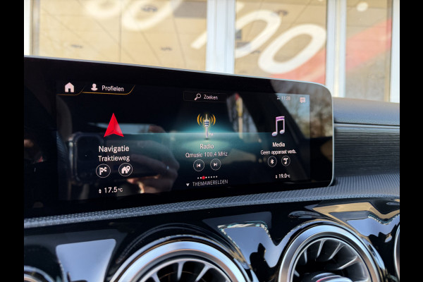 Mercedes-Benz A-Klasse 180 Business Solution Automaat / AMG styling / 18"LM / LED / Navi / Camera