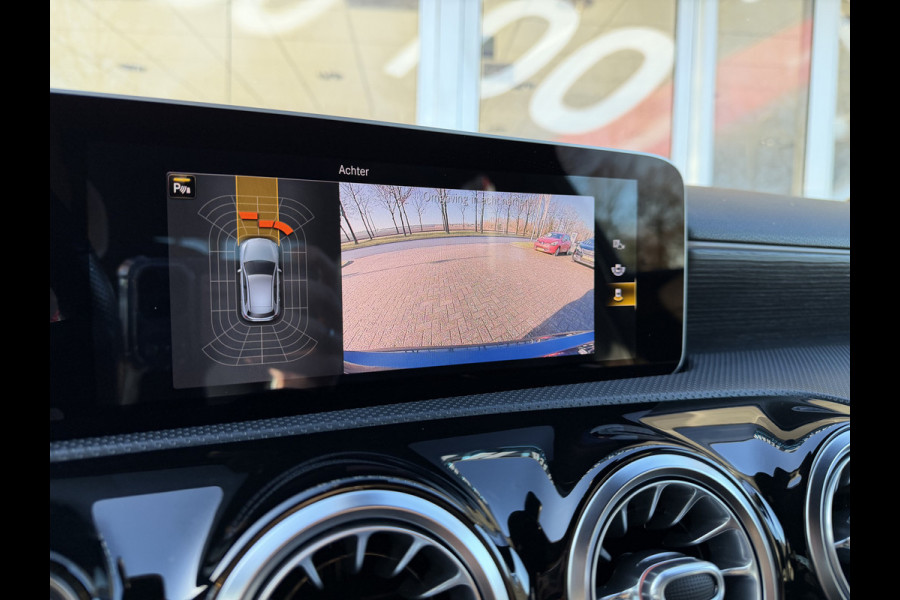 Mercedes-Benz A-Klasse 180 Business Solution Automaat / AMG styling / 18"LM / LED / Navi / Camera