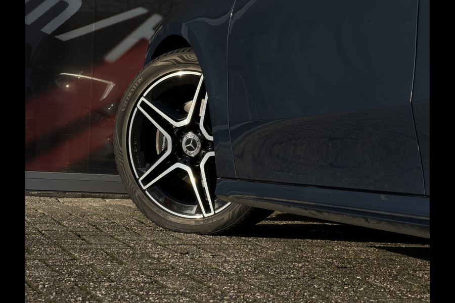 Mercedes-Benz A-Klasse 180 Business Solution Automaat / AMG styling / 18"LM / LED / Navi / Camera