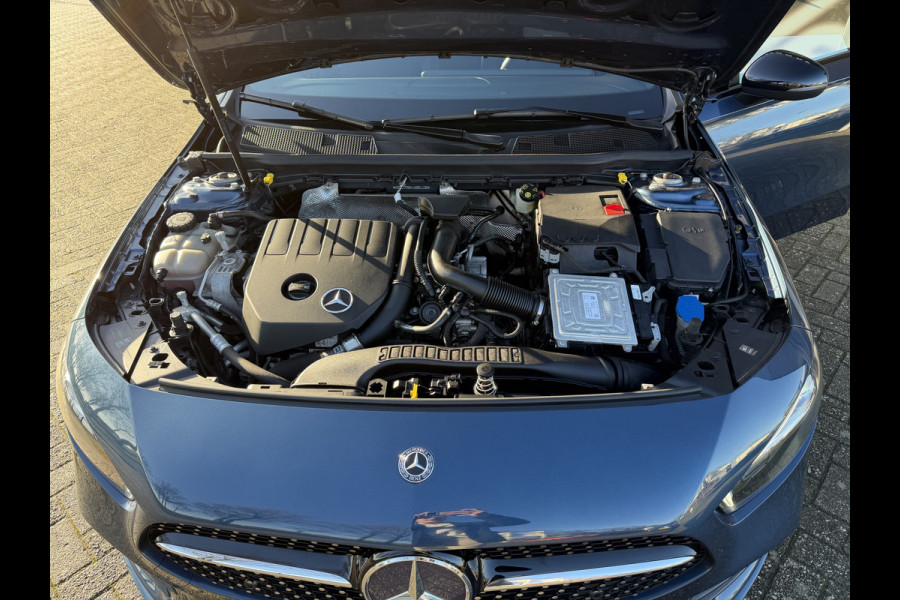 Mercedes-Benz A-Klasse 180 Business Solution Automaat / AMG styling / 18"LM / LED / Navi / Camera
