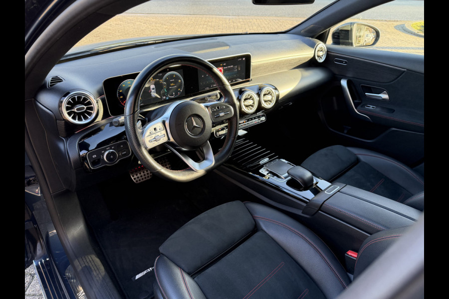Mercedes-Benz A-Klasse 180 Business Solution Automaat / AMG styling / 18"LM / LED / Navi / Camera