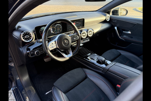 Mercedes-Benz A-Klasse 180 Business Solution Automaat / AMG styling / 18"LM / LED / Navi / Camera