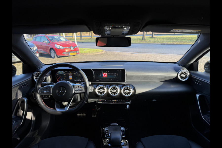 Mercedes-Benz A-Klasse 180 Business Solution Automaat / AMG styling / 18"LM / LED / Navi / Camera