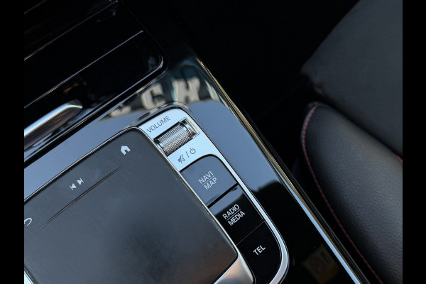 Mercedes-Benz A-Klasse 180 Business Solution Automaat / AMG styling / 18"LM / LED / Navi / Camera