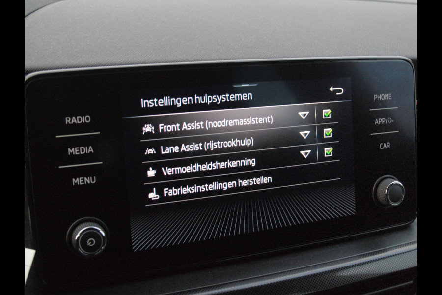Škoda SCALA 1.0 TSI Sport Business | Apple Carplay | Trekhaak | Parkeensensoren | Sportstoelen | NL-Auto |