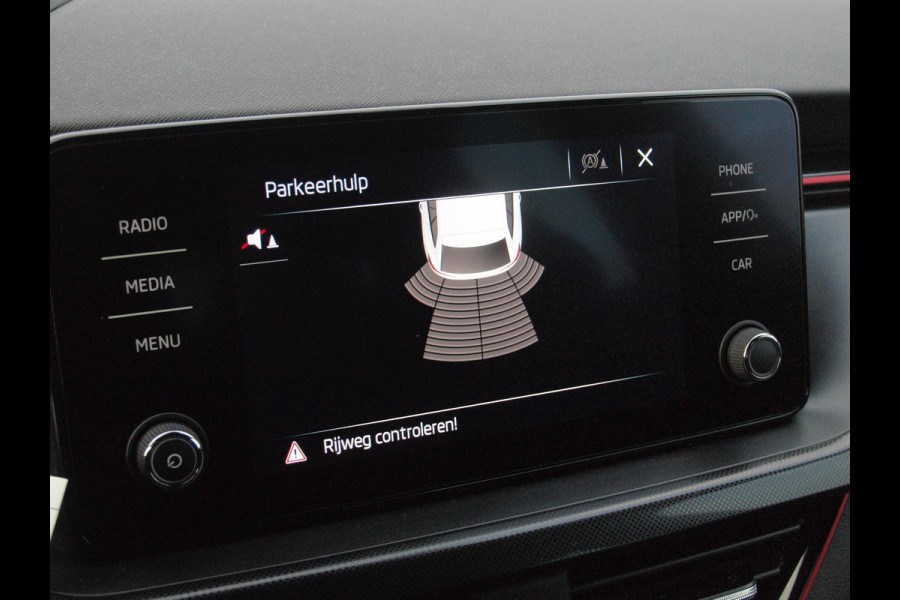 Škoda SCALA 1.0 TSI Sport Business | Apple Carplay | Trekhaak | Parkeensensoren | Sportstoelen | NL-Auto |