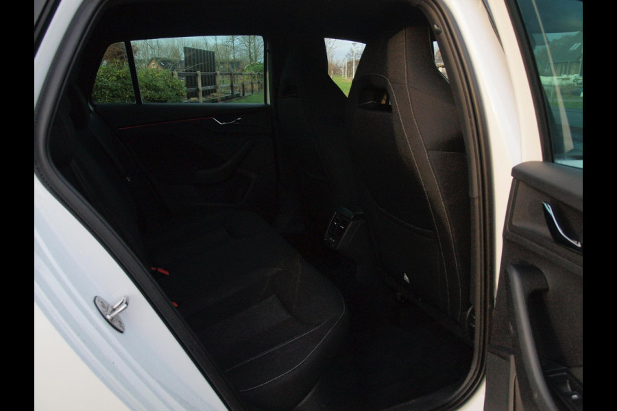 Škoda SCALA 1.0 TSI Sport Business | Apple Carplay | Trekhaak | Parkeensensoren | Sportstoelen | NL-Auto |