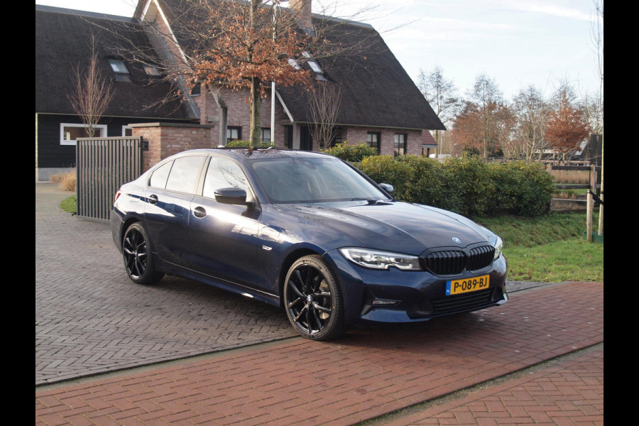BMW 3-serie 320e Business Edition Plus | Plug-in Hybride | 19 Inch zwarte velgen | Sportstoelen | Leer | NL-Auto |